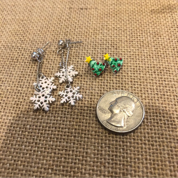 Set of 2 Christmas Earrings- silver tone post, trees & snowflakes - Picture 11 of 12
